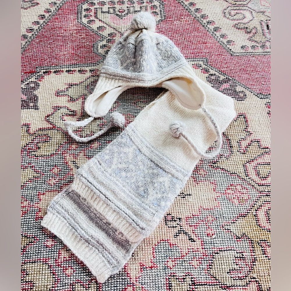 American eagle outfitters | cream and grey winter hat and scarf set